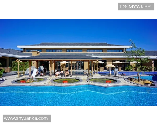 温泉与泳装的完美结合，尽享清新舒适的度假体验