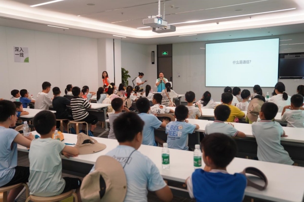 体育设备40余名渝北青少年深化OPPO智能生态园探秘智能通信科技